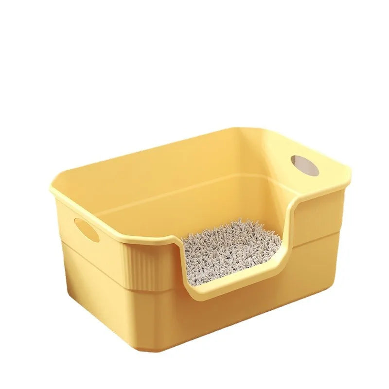 The cat litter box features an open design, making it easy to scoop and clean, promoting hygiene maintenance, and is made of durable PP plastic material